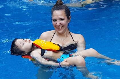 Neki define a Romi como un nene simpático, cariñoso, rutinario y ansioso.