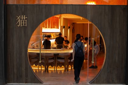 Neko Devoto, micro cocina con barra de sushi.