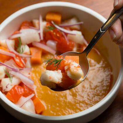 Neko y su ceviche Rocoto con trucha, langostinos y vieiras con leche de tigre bien cremosa