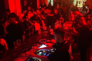 Cómo son las fiestas con DJs que reemplazan al alcohol por café