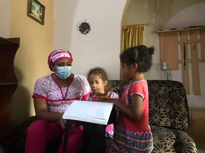 Nélida Leiva no solo tuvo que seguir con los turnos de enfermera en el área de Medicina Interna del Hospital Raúl Leoni Otero, en Venezuela, o con los servicios a domicilio, sino que se le aumentó el trabajo de cuidado. Fue maestra de sus hijas pequeñas e incluso debió pagar tareas dirigidas para que las niñas cumplieran con los deberes escolares. | Fotografía de Carlos Suniaga