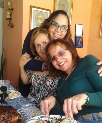 Nélida Sánchez (derecha) en su casa, junto a su madre y su hija Gabriela, poco antes de su detención