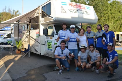 Nello Patronelli, Alejandro Patronelli, Mónica Loholaberry , Norberto Patronelli (padre), Marcos Patronelli y Alex (mecánico); abajo, Gabriel Patronelli, Clara Patronelli, Nicolás (novio de Clara) y Momó (mecánico)