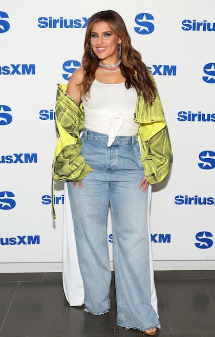 Nelly Furtado eligió un look súper informal para visitar el estudio SiriusXM en Nueva York, donde fue a presentar su nuevo álbum titulado Seven. Hace unos días, la cantante causó un gran revuelo en las redes al develar la portada, donde aparece posando en topless