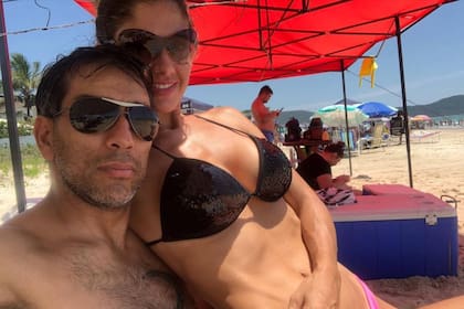 Nelson Cuevas junto a su mujer, Alicia Ramírez, en una foto que subió a las redes sociales en una de sus vacaciones