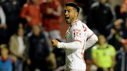 Nelson Acevedo, mediocampista de Unión, festeja el primer gol