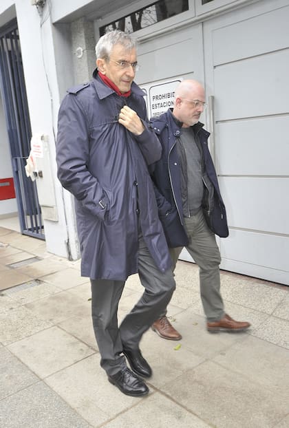 Nelson Castro y Fernando Subiráts, director de Radio Rivadavia, durante el velatorio de Fontana
