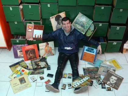 Nelson Javier Zinni (48), periodista y coleccionista de vinilos, sonríe rodeado de su vasta colección musical. Fue una de las 16 víctimas de la trágica inundación en Bahía Blanca.