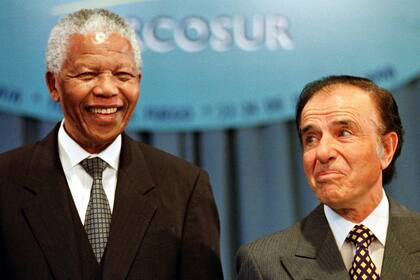 Nelson Mandela with Carlos Menem in 1998, during the Mercosur Summit in Ushuaia