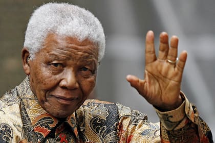 En 1963 Mandela y algunos de sus compañeros fueron encarcelados y acusados de conspiración y sabotaje al Estado. Tras el juicio conocido como Proceso de Rivonia, fue condenado a cadena perpetua 