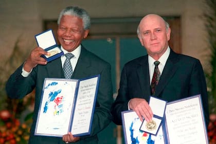Nelson Mandela y el último presidente del  apartheid, Frederik de Klerk, reciben el Premio Nobel de la Paz, en 1993