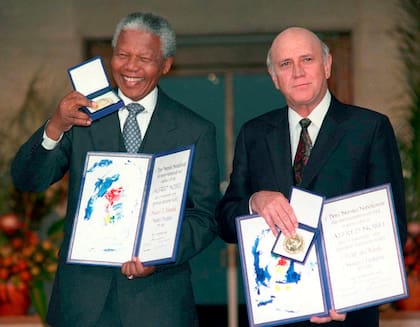 Nelson Mandela y Frederick de Klerk recibieron el premio Nobel de la Paz en 1993.  (Jon Eeg/Pool photo via AP, File)