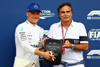 Nelson Piquet entrega a Valtteri Bottas el trofeo por haber obtenido la pole position en Austria 2018; tras su retiro (1991), el brasileño se ha mantenido cerca de la Fórmula 1 pero sin participar activamente.