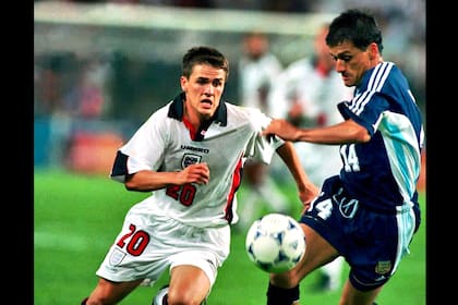 Michael Owen disputa la pelota con Nelson Vivas, en el Argentina-Inglaterra del Mundial Francia 1998.
