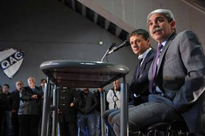 Nelson Vivas le presentó su renuncia a Aníbal Fernández