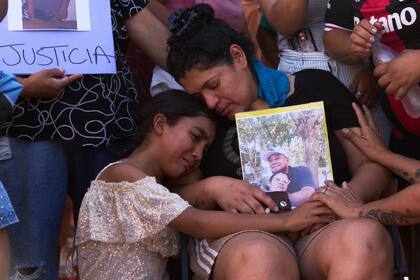 Nely Portillo con una foto de su esposo, Gabriel González, en una marcha el viernes por la tarde
