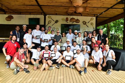 Nely y Victorino (p.) en el centro del grupo de periodistas, algunos de ellos compañeros de su hijo, durante el Río Open