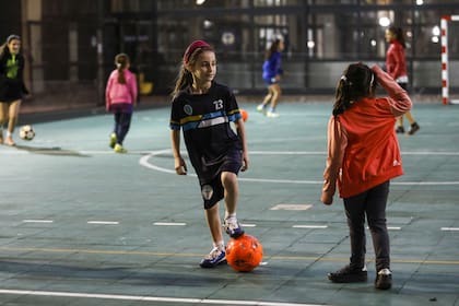 Nenas juegan al fútbol en la sede deportiva