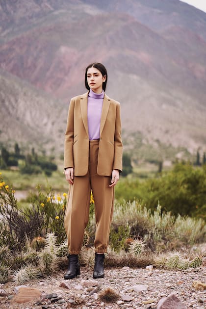 Neo traje. Traje de lana fría de blazer y pantalón, polera y botinetas (Etiqueta Negra) 
                  