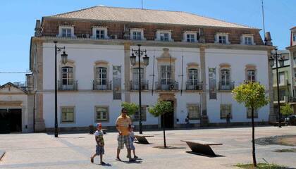 Neoclásico con toques barrocos, el edificio de la Municipalidad da una idea del estilo del casco histórico.