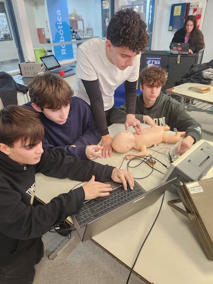 NeoRCP es un proyecto de alumnos de ORT Almagro que busca facilitar el acceso a herramientas de entrenamiento en maniobras de reanimación para recién nacidos. Utiliza sensores de bajo costo, ofrece retroalimentación en tiempo real y podría convertirse en un aliado clave para jardines, clubes, centros de salud y capacitaciones comunitaria