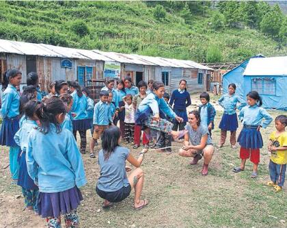 NEPAL. Amiano juega con chicos de una zona afectada por el terremoto