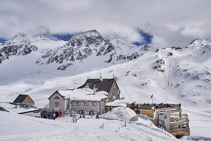 Esquiadores visitan el albergue "Schöne Aussicht Bella Vista" junto a la frontera entre Austria e Italia
