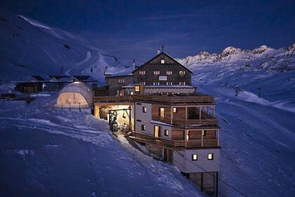 El albergue "Schöne Aussicht - Bella Vista" junto a la frontera ítalo-austríaca en invierno.