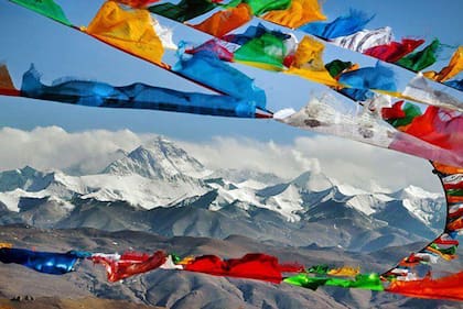 La frontera internacional entre Nepal y China atraviesa el Monte Everest.