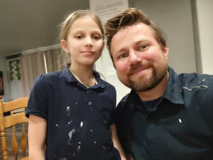 Nephi con una de sus hijas: en la actualidad lucha por la tenencia compartida