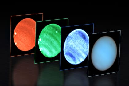 Neptuno en una imagen que combina todos los colores captados por el telescopio, con la mancha oscura en la parte superior derecha.