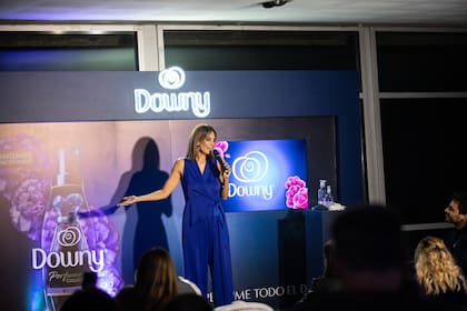 Nequi Galotti vistiendo un elegante mono largo azul oscuro durante el evento de Downy.