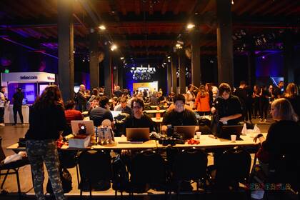 Nerdearla, el evento que organiza la comunidad de administradores de sistemas del país, cumple diez años; en la última edición tuvo 7000 asistentes presenciales y 20.000 online; este martes abre un nuevo encuentro en el Konex