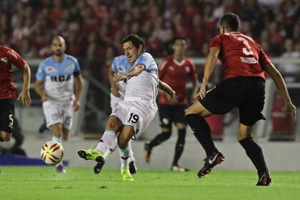 Neri Cardozo ejecuta un pase frente a Burdisso.