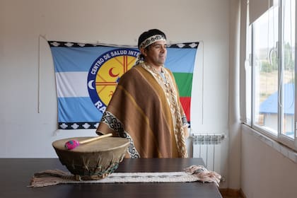 Neris Quintunahuel, ayudante del machi, en el Centro de Salud Intercultural Raguin Kien.