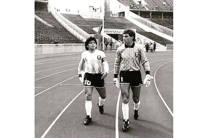 Berlín 1984, Maradona y Pumpido parecen caminar hacia la consagración que dos años después llegaría con la selección; esa tarde derrotaron 3 a 1 a Alemania, en amistoso