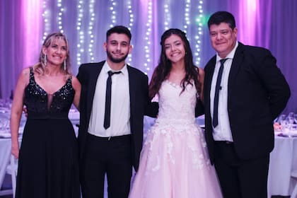 Nery junto a su familia en el cumpleaños de 15 de su hija
