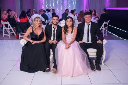 Nery junto a sus hijos y su marido