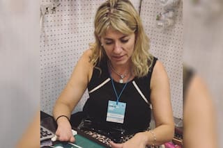 Nació sin la mano derecha y una idea inesperada cambió su negocio para siempre