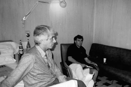 Nery Pumpido enyesado tras el partido con Unión Soviética; en la clínica, acompañado por el doctor Raúl Madero