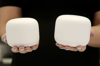 Nest Wifi es el sistema de dos y tres parlantes que permite ampliar la señal de la red inalámbrica en el hogar