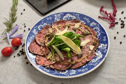 Nestor Contreras y el carpaccio de lomo con rúcula, parmesano, alcaparras y Dijon