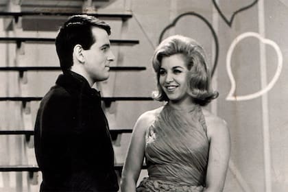 Néstor Fabián y Violeta Rivas en el programa Todo es amor, en 1964