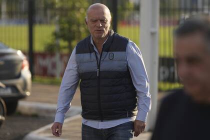 Nestor Grindetti, el presidente de Independiente, viajó a Asunción para intentar defender al club ante la Conmebol, mientras muchos fanáticos apuntan a la dirigencia