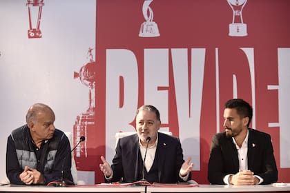 Néstor Grindetti, Fabián Doman y Juan Marconi, cuando presentaron el estado de situación del club