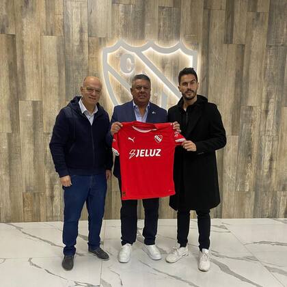 Néstor Grindetti, junto con Claudio "Chiqui" Tapia y uno de los vicepresidente de Independiente, Juan Marconi