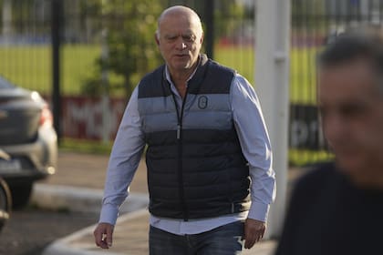 Nestor Grindetti llega a las oficinas de Conmebol, en Paraguay