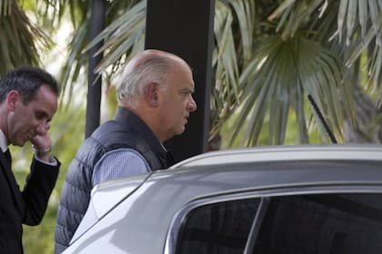 Néstor Grindetti, presidel ente de Independiente, llega a la sede de Conmebol, ubicada en Paraguay, para la audiencia de este martes; el club de Avellaneda pretende que se le dé por ganado el partido del desastre, pero está abierto a seguir jugándolo.