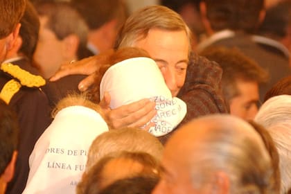 Néstor Kirchner abrazando a representantes de Madres de Plaza de Mayo en 2004