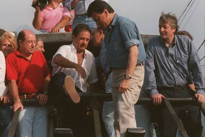Néstor Kirchner acompaña a Eduardo Duhalde y Palito Ortega en una recorrida por Florencia Varela el 6 de Marzo de 1999
